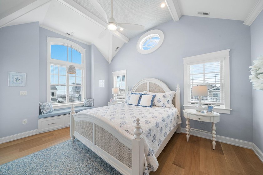 Perfectly positioned on a prestigious corner in the heart of - photo 7
