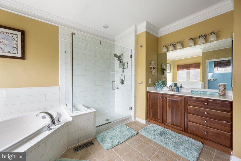 MOVE RIGHT IN, this spacious and contemporary four-bedroom home - photo 28