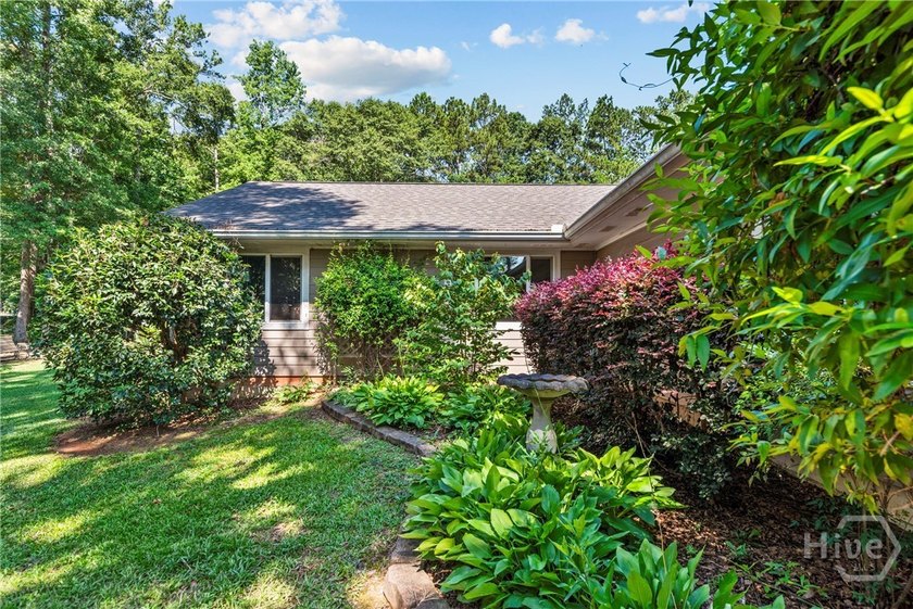 Welcome home to this beautifully remodeled 3-bedroom, 2-bath - photo 4
