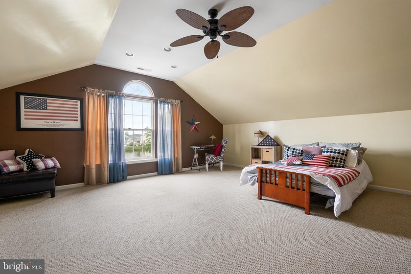 MOVE RIGHT IN, this spacious and contemporary four-bedroom home - photo 38