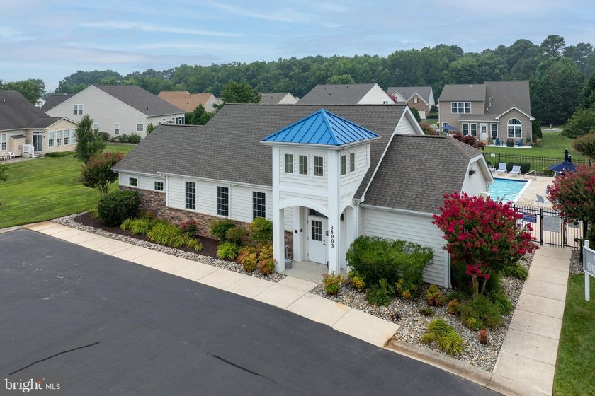 MOVE RIGHT IN, this spacious and contemporary four-bedroom home - photo 49