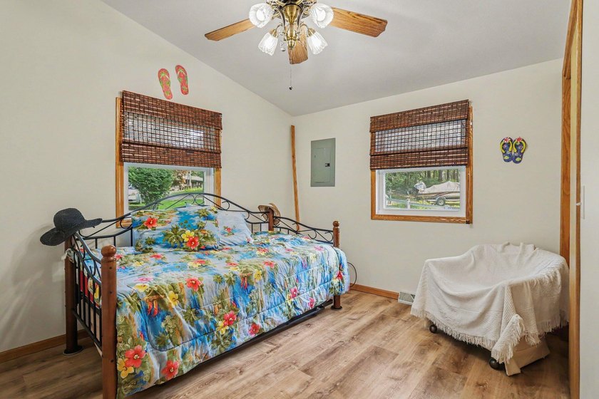 Welcome to this charming, turn key move-in-ready channel front - photo 11