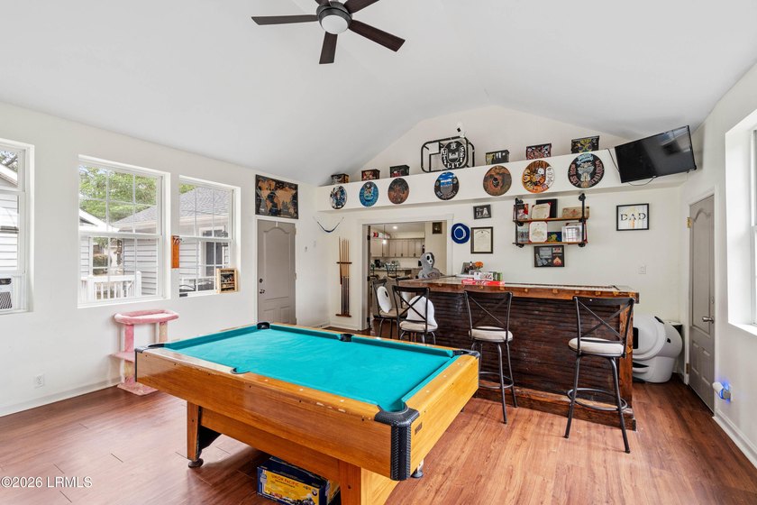 Welcome to 21 Caswell in the highly sought-after Picket Fences - photo 13