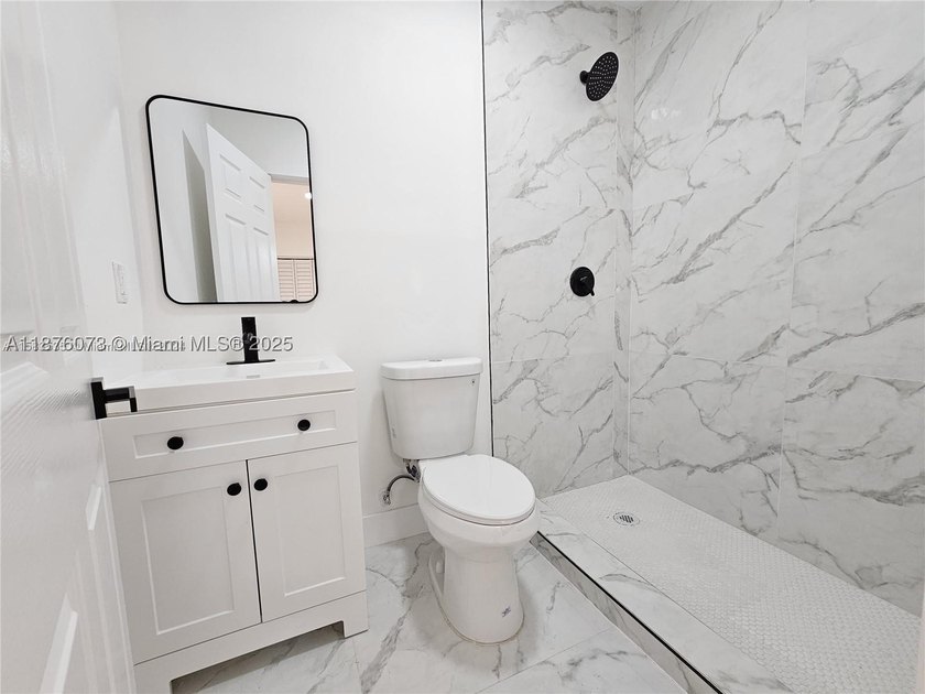 This beautiful house offers 3 bedrooms, 2 bathrooms ensuring - photo 13