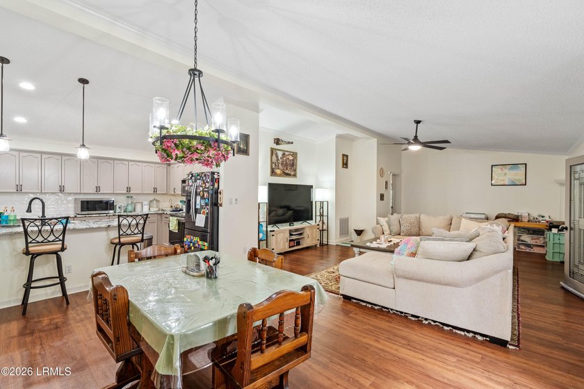 Welcome to 21 Caswell in the highly sought-after Picket Fences - photo 14