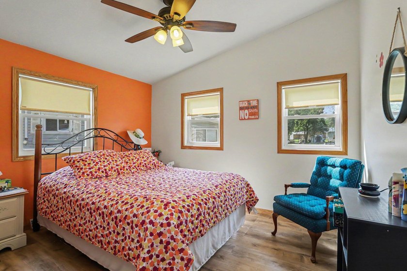 Welcome to this charming, turn key move-in-ready channel front - photo 14