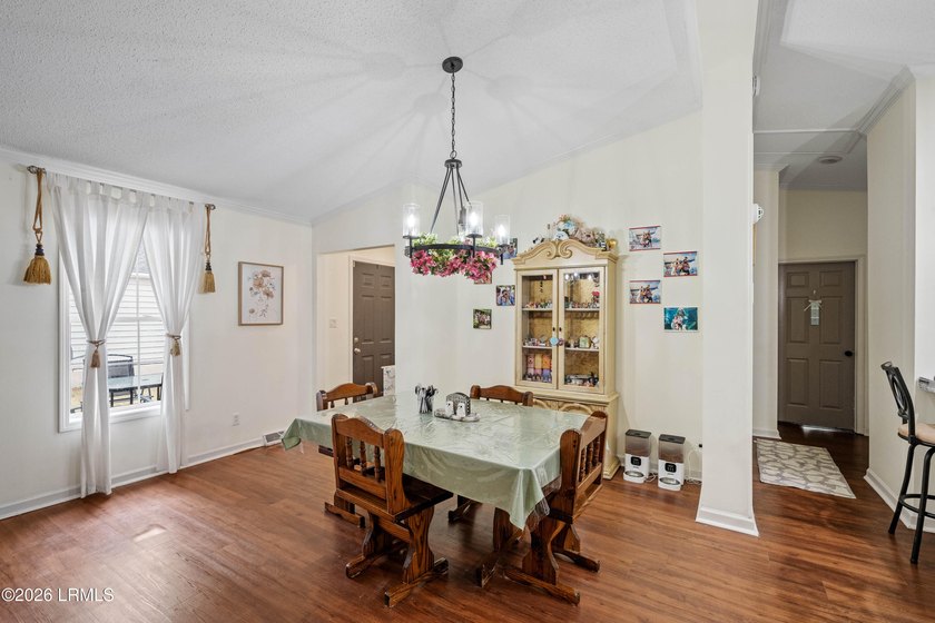 Welcome to 21 Caswell in the highly sought-after Picket Fences - photo 16