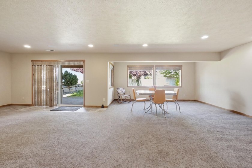 Welcome to this beautiful home in the gated community of Shelley - photo 18