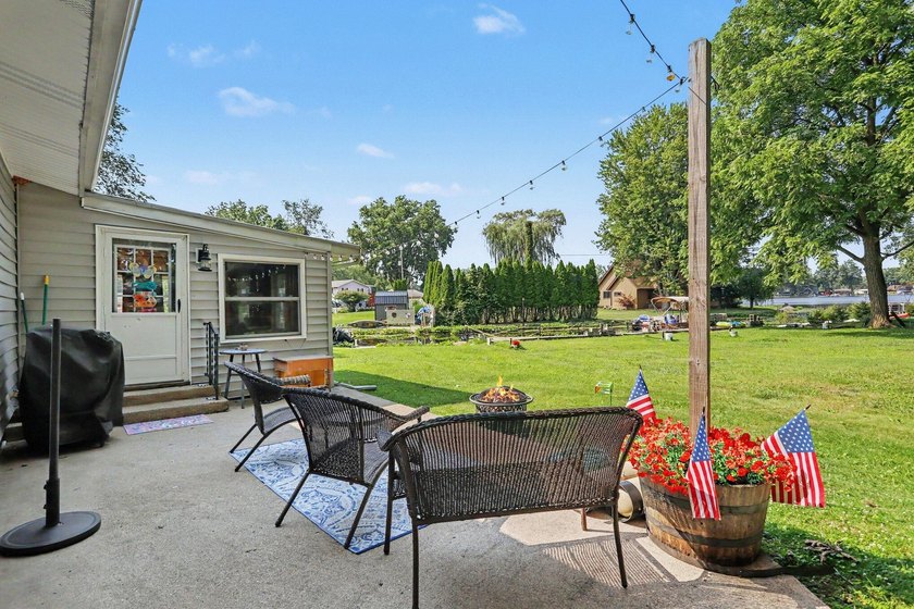 Welcome to this charming, turn key move-in-ready channel front - photo 19