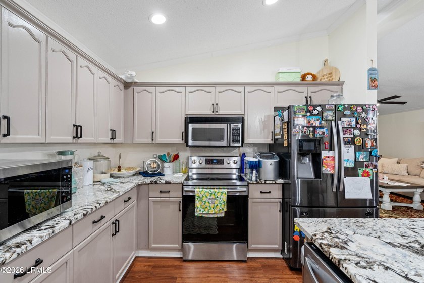 Welcome to 21 Caswell in the highly sought-after Picket Fences - photo 21