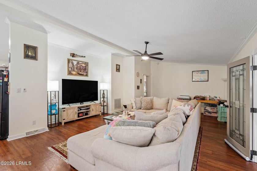 Welcome to 21 Caswell in the highly sought-after Picket Fences - photo 23