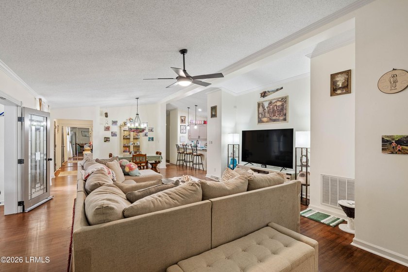 Welcome to 21 Caswell in the highly sought-after Picket Fences - photo 24