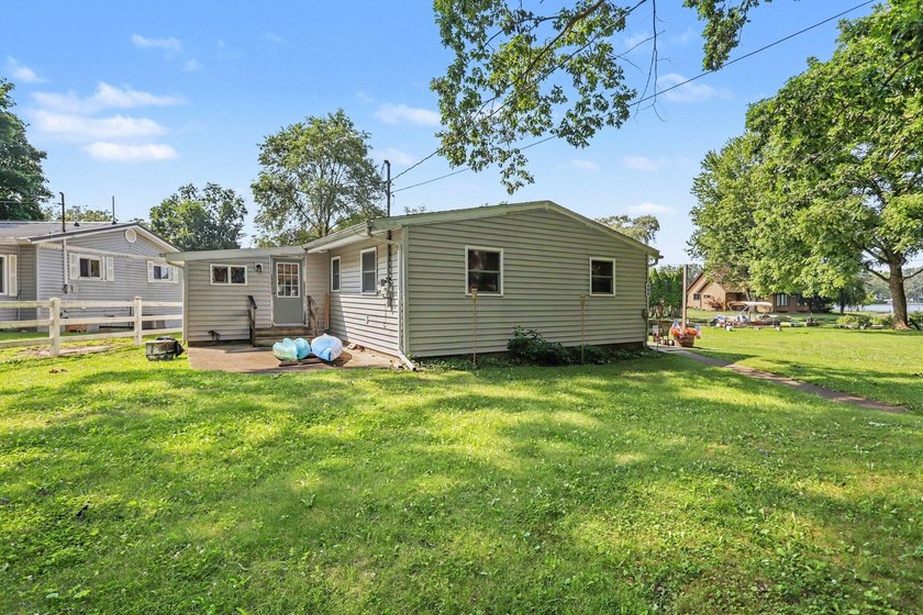 Welcome to this charming, turn key move-in-ready channel front - photo 25