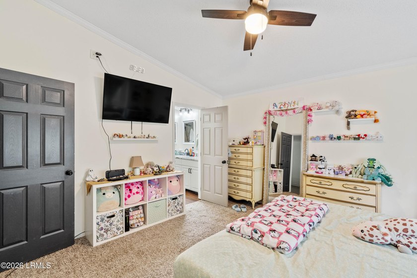 Welcome to 21 Caswell in the highly sought-after Picket Fences - photo 27