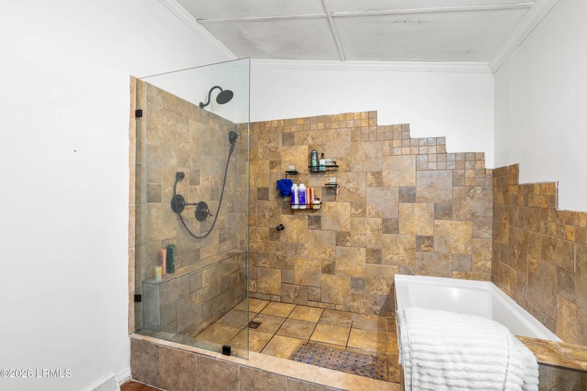 Welcome to 21 Caswell in the highly sought-after Picket Fences - photo 28