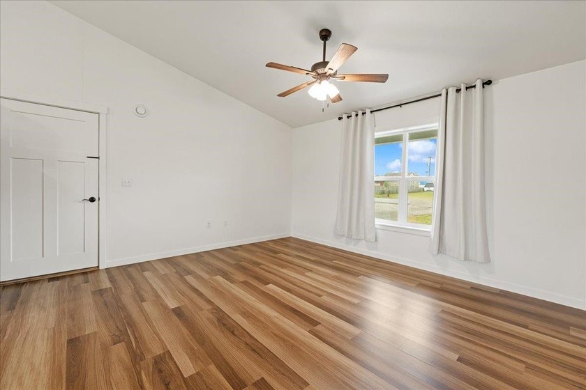 Stunning open-concept ranch in the City of North Pole, this one - photo 4