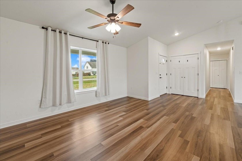 Stunning open-concept ranch in the City of North Pole, this one - photo 6