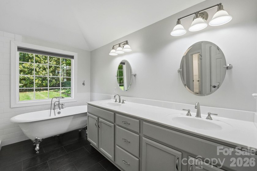 Beautifully Updated Ranch Home / 1.7 Private Acres (double lots) - photo 31