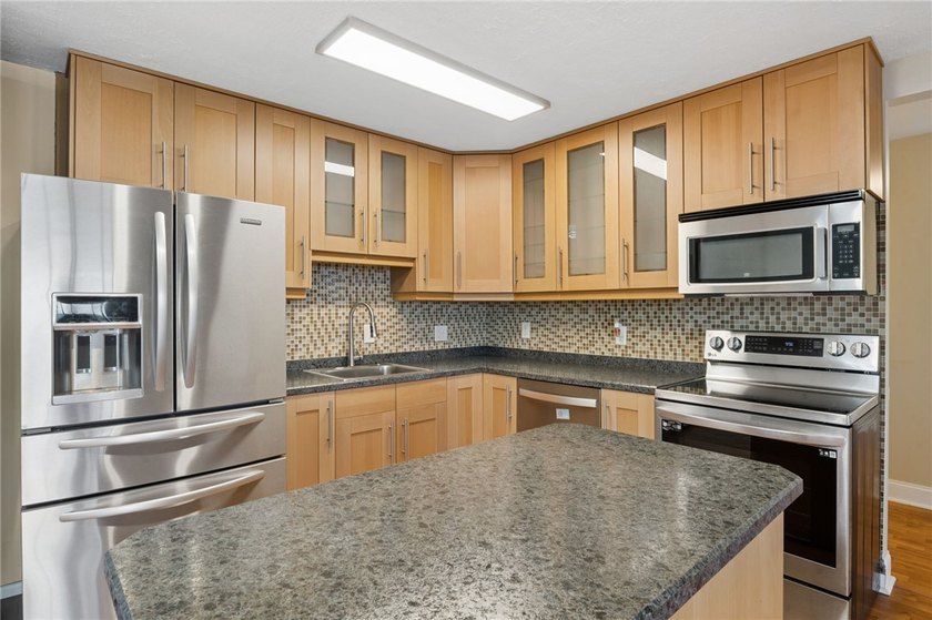 MOVE-IN CONDITION! OPEN CONCEPT! INCREDIBLE VIEWS! Enjoy low - photo 4