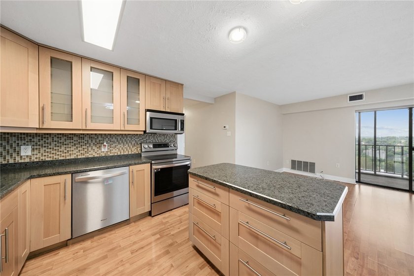 MOVE-IN CONDITION! OPEN CONCEPT! INCREDIBLE VIEWS! Enjoy low - photo 6