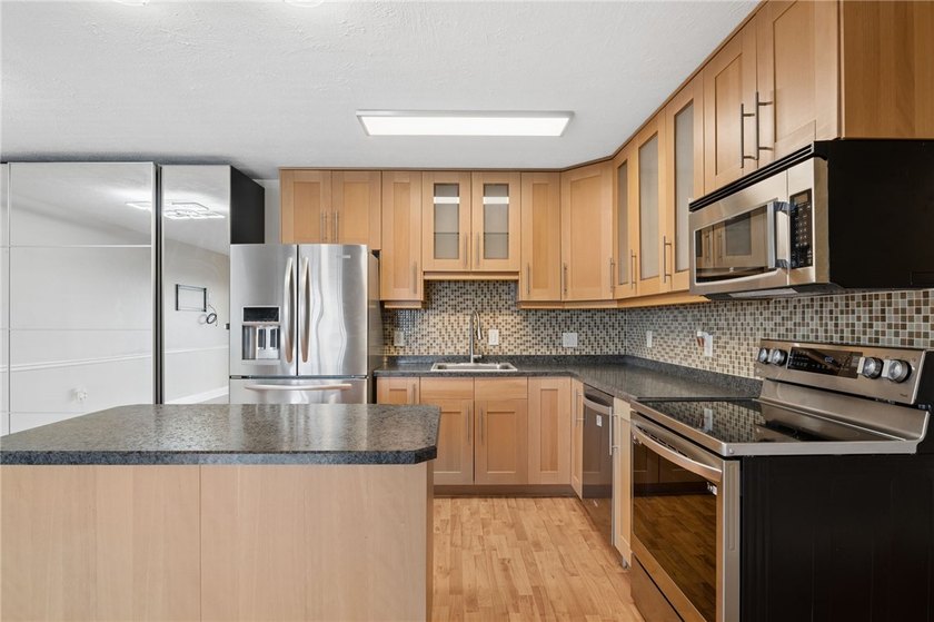 MOVE-IN CONDITION! OPEN CONCEPT! INCREDIBLE VIEWS! Enjoy low - photo 7