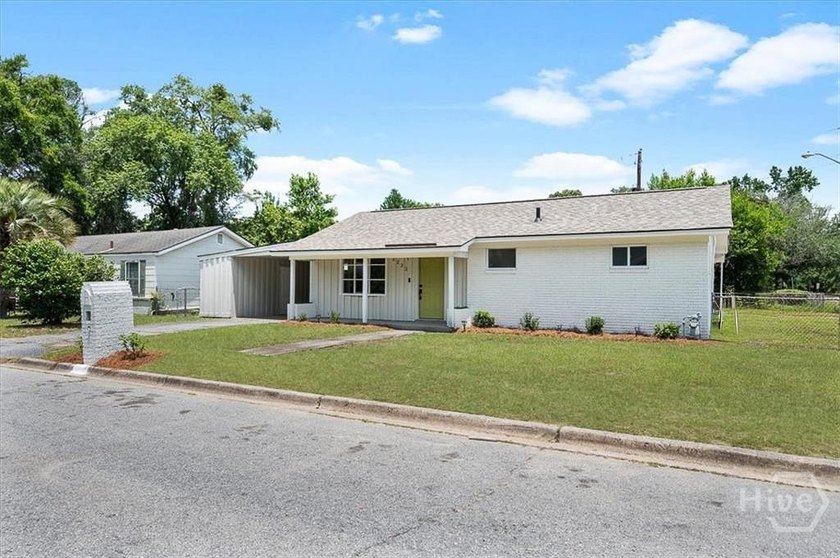 Recently Renovated Three Bedroom, 2 Full Bath Split Bedroom Open - photo 2