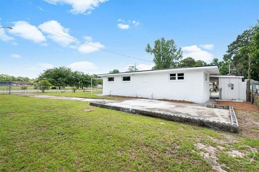 Recently Renovated Three Bedroom, 2 Full Bath Split Bedroom Open - photo 4