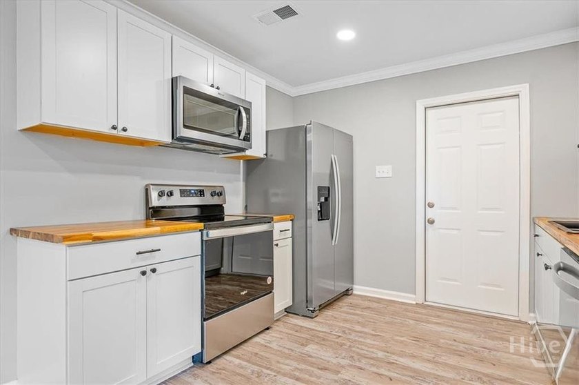 Recently Renovated Three Bedroom, 2 Full Bath Split Bedroom Open - photo 7