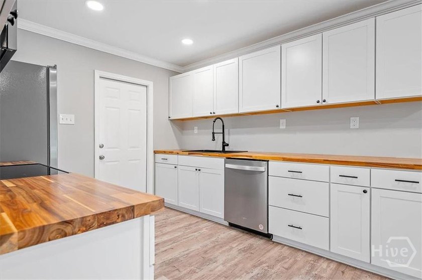 Recently Renovated Three Bedroom, 2 Full Bath Split Bedroom Open - photo 8