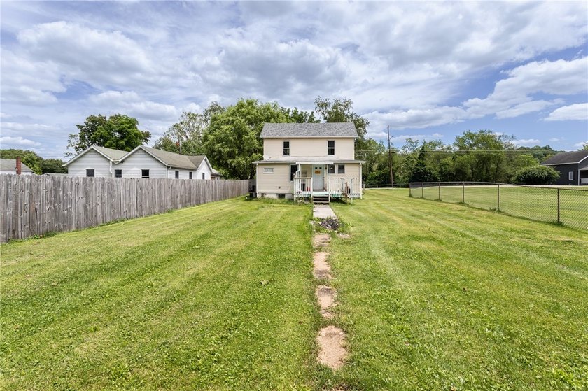 Opportunity awaits! This 2 bedroom 1 bath home is ready for your - photo 4