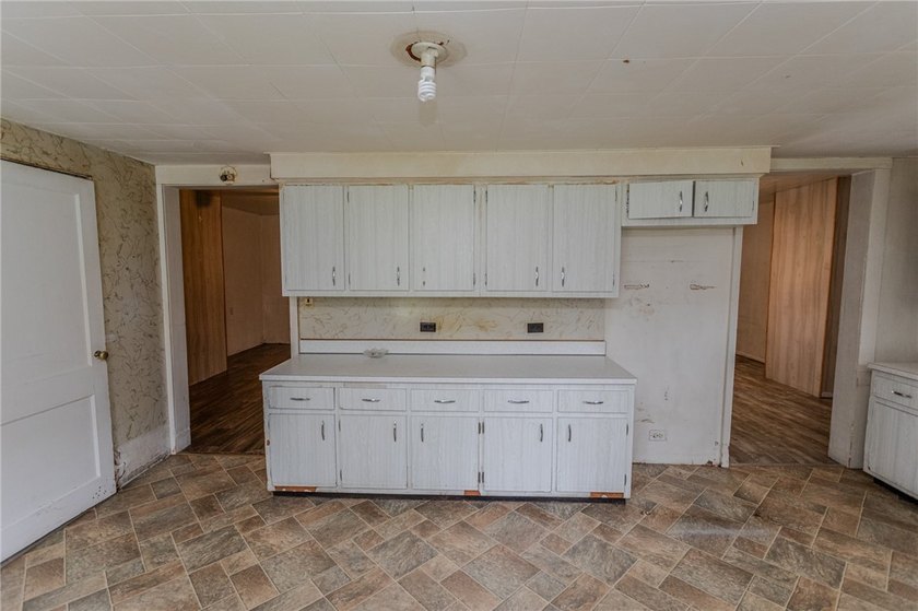Opportunity awaits! This 2 bedroom 1 bath home is ready for your - photo 8