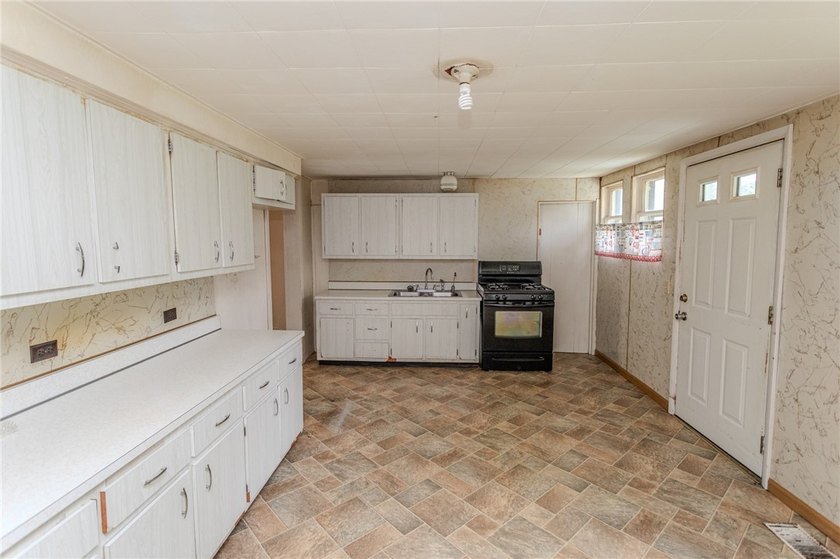 Opportunity awaits! This 2 bedroom 1 bath home is ready for your - photo 9