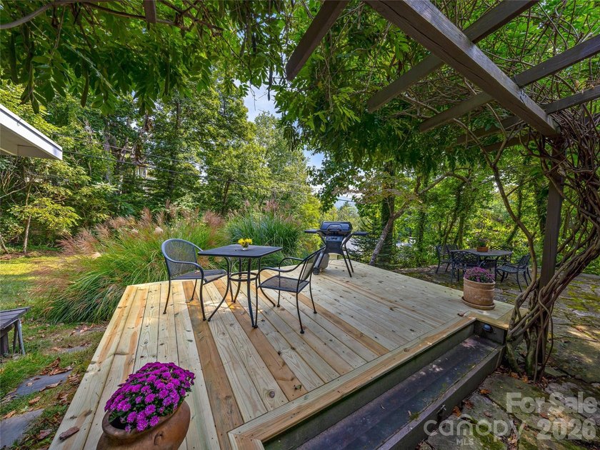 Tucked away at the end of a quiet dead-end road, 5 Hillcrest - photo 30