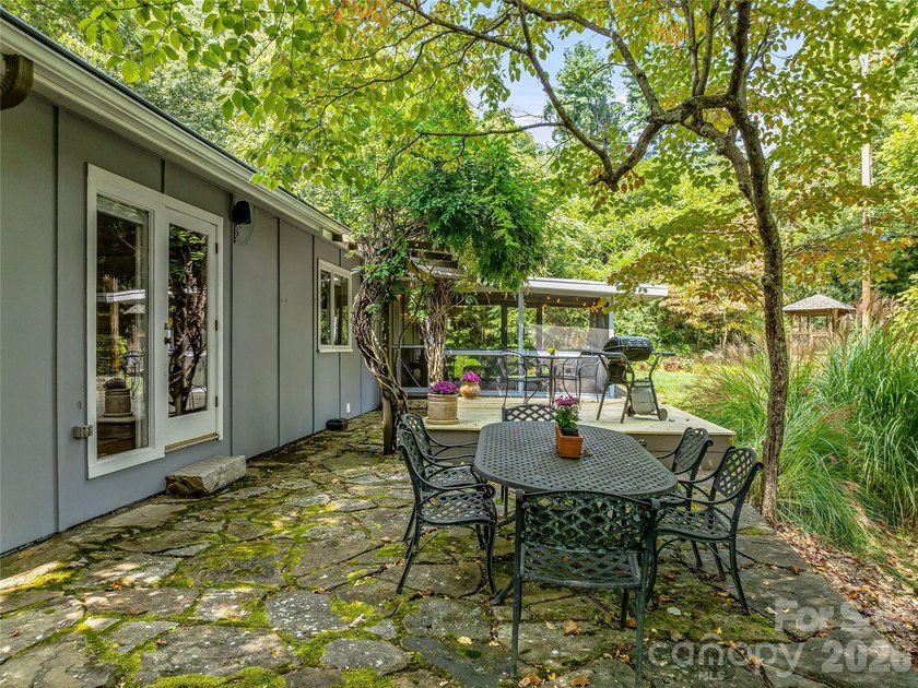 Tucked away at the end of a quiet dead-end road, 5 Hillcrest - photo 33