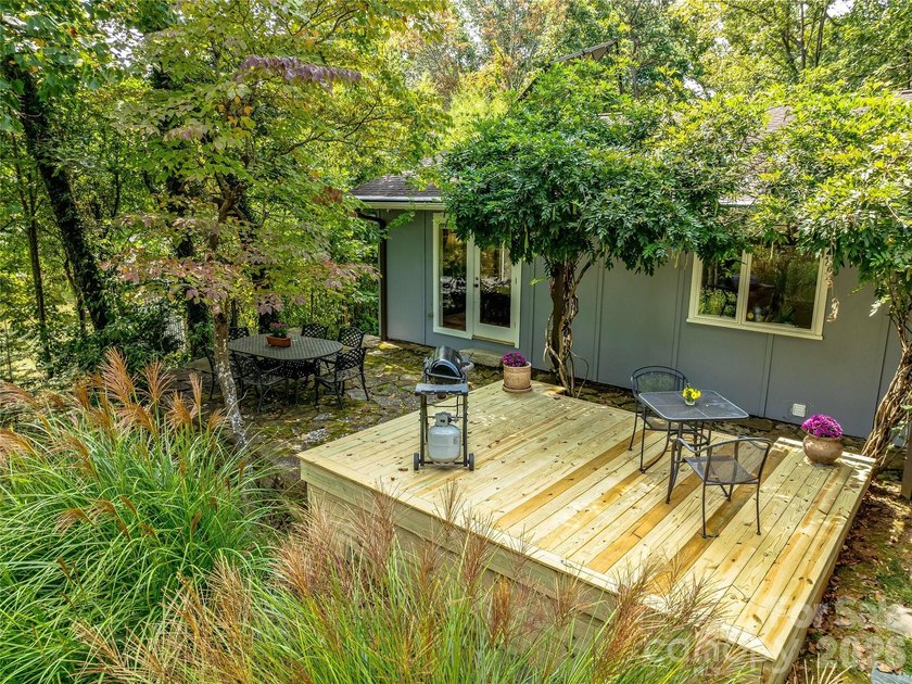 Tucked away at the end of a quiet dead-end road, 5 Hillcrest - photo 42