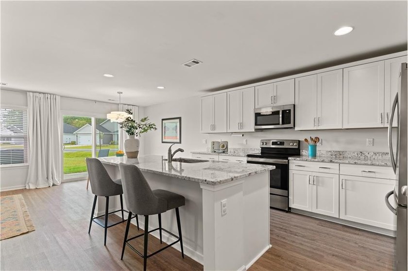Spacious 5-Bedroom Home on a Corner Lot in Brunswick, GA - Open - photo 2