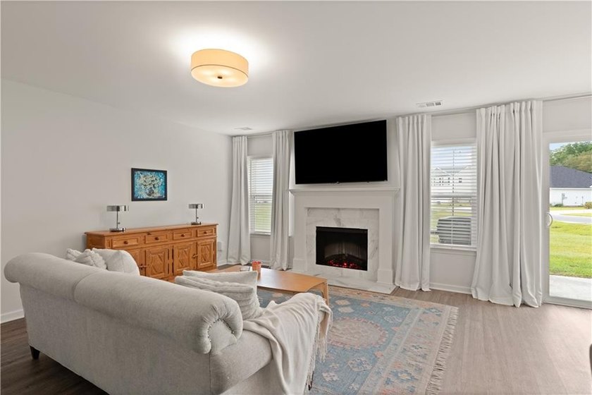 Spacious 5-Bedroom Home on a Corner Lot in Brunswick, GA - Open - photo 4