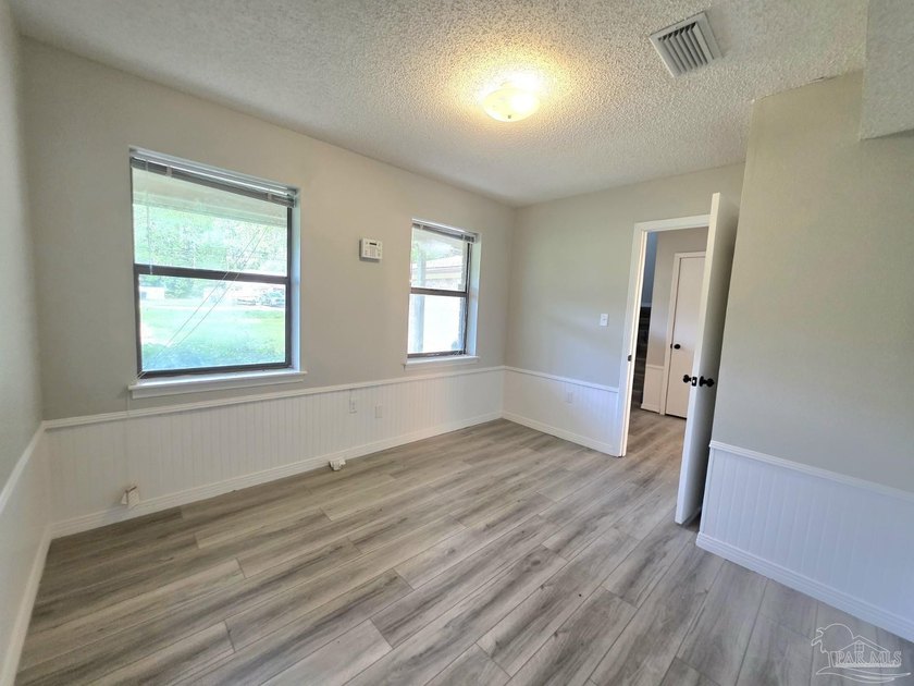 Waterfront living you've been dreaming of! Wake up each morning - photo 13