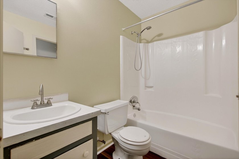 Excellent investment opportunity or owner-occupant purchase with - photo 18