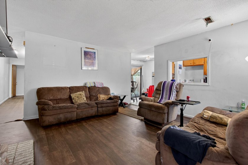 Excellent investment opportunity or owner-occupant purchase with - photo 27