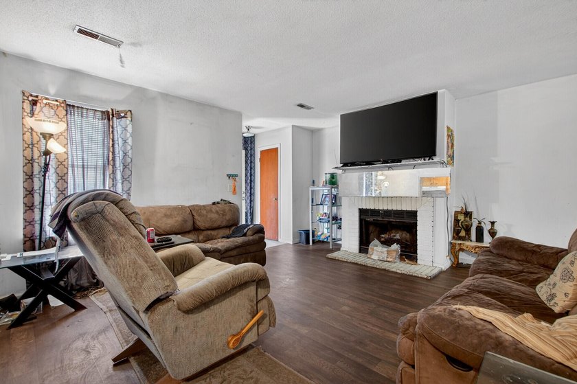 Excellent investment opportunity or owner-occupant purchase with - photo 28