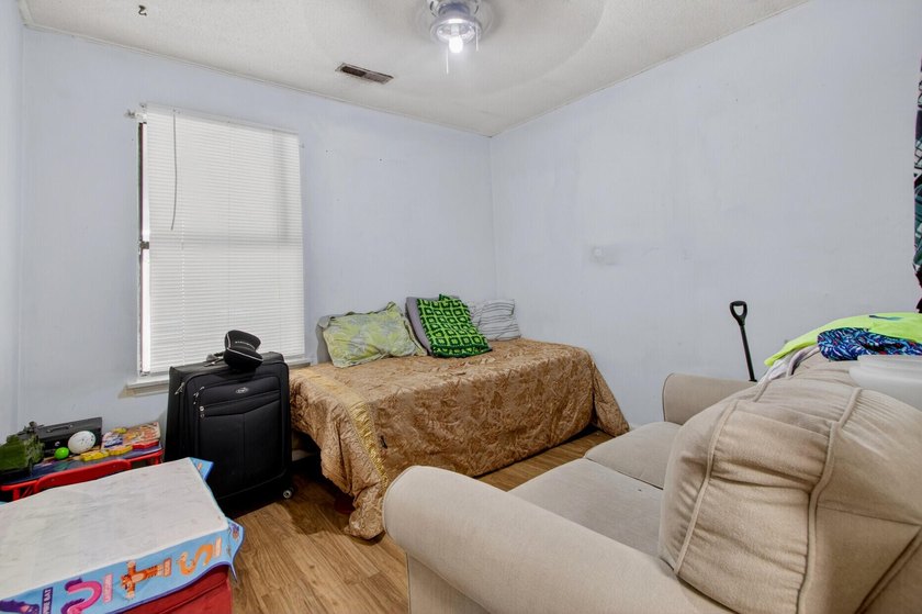 Excellent investment opportunity or owner-occupant purchase with - photo 31
