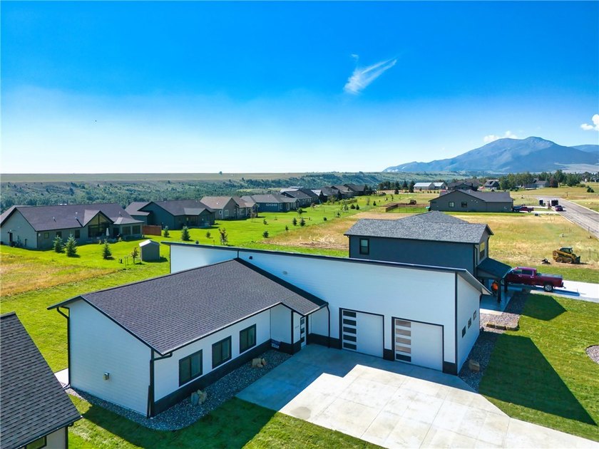 Experience Red Lodge living in this custom-built 3-bedroom, 2 - photo 2