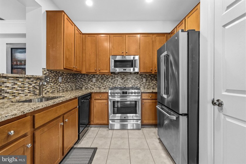 Beautifully maintained condo located in the highly desirable - photo 3