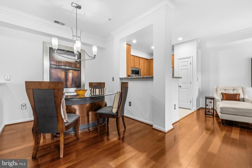 Beautifully maintained condo located in the highly desirable - photo 4
