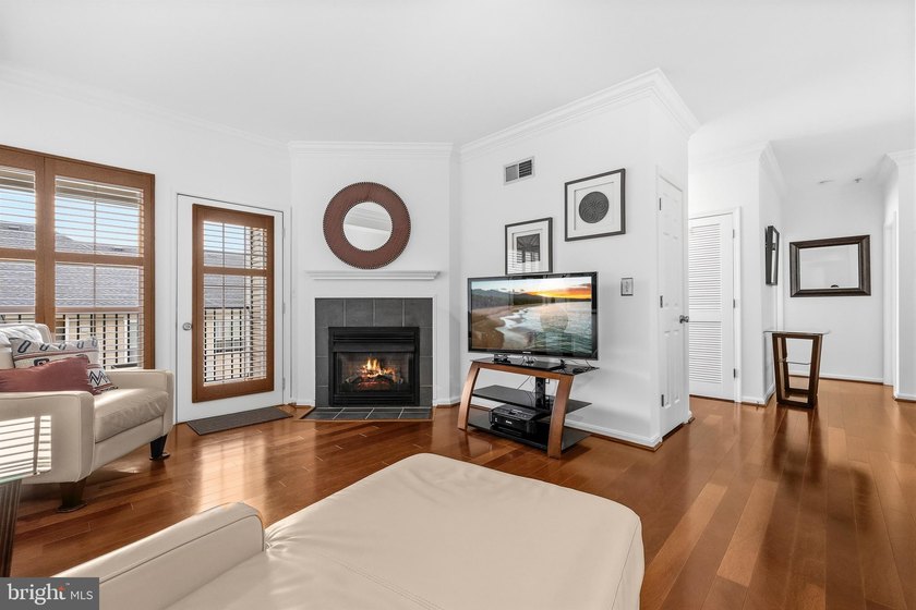 Beautifully maintained condo located in the highly desirable - photo 6