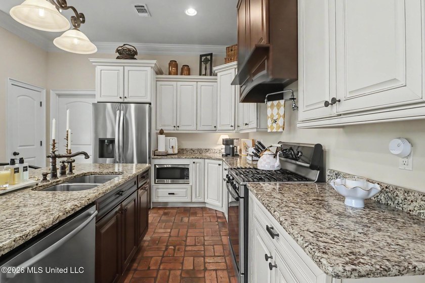 Welcome to this beautifully appointed French Country-inspired - photo 11