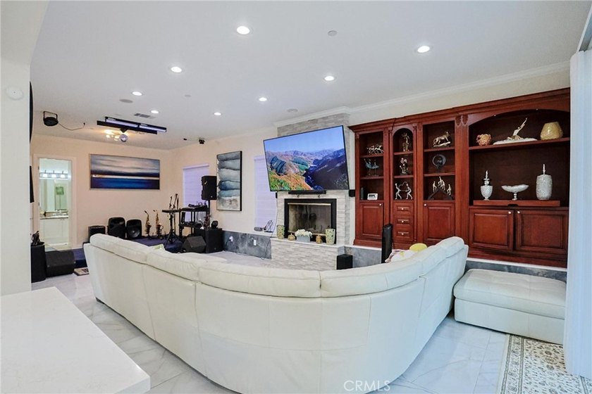 Welcome to 1121 Pinto Dr., a custom estate by renowned builder - photo 16