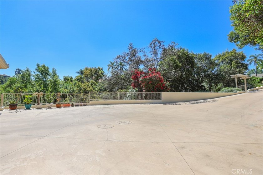 Welcome to 1121 Pinto Dr., a custom estate by renowned builder - photo 40
