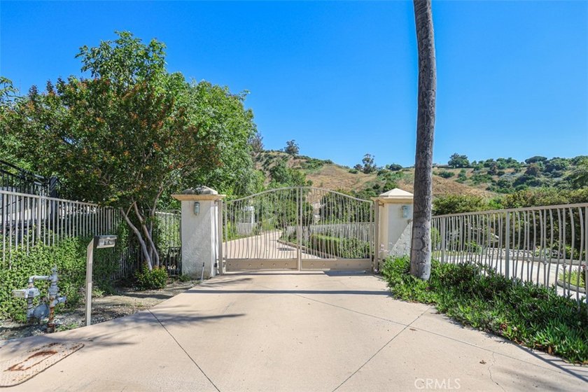 Welcome to 1121 Pinto Dr., a custom estate by renowned builder - photo 46
